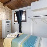 Antica Aia Con Piscina Шикли